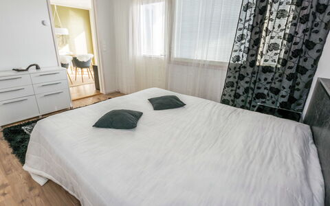 Villa Kaivopuisto: Bett, Möbel, Bedding, Interior Design, Schlafzimmer, Fussboden, Flooring, Bettdecke, Holz, Zimmer