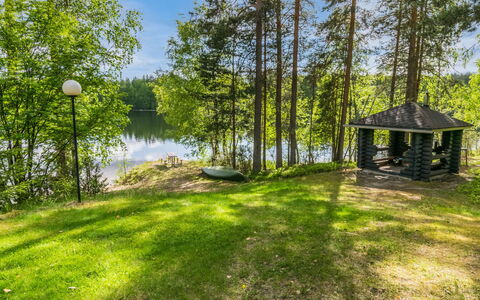Lohi, Cjoe237 a: Baum, Bank, Haus, Hütte, See, Teich, Wald, Blockhaus
