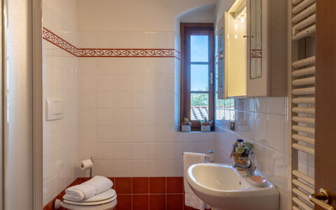 Poggio Cuccule: Zapfhahn, Armatur, Sinken, Eigentum, Bad Sink, Badezimmer, Blau, Lila, Interior Design, Die Architektur