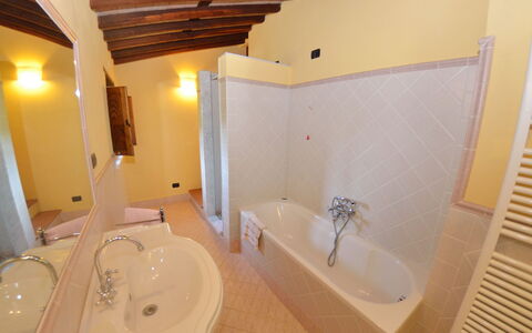 Batticapo di Ilaria: Eigentum, Zimmer, Badezimmer, Gebäude, Badewanne, Interior Design, Haus, Grundeigentum, Fussboden, Estate