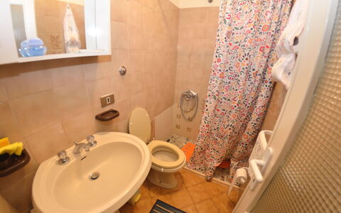 Casa Irene: Badezimmer, Eigentum, Zimmer, Toilleten Sitz, Interior Design, Toilette, Fliese, Fussboden, Bad Sink, Armatur