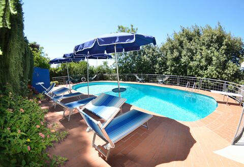 Il Corbezzolo: Schwimmbad, Eigentum, Grundeigentum, Resort, Freizeit, Urlaub, Wasserpark, Schatten, Gebäude, Gartenmöbel