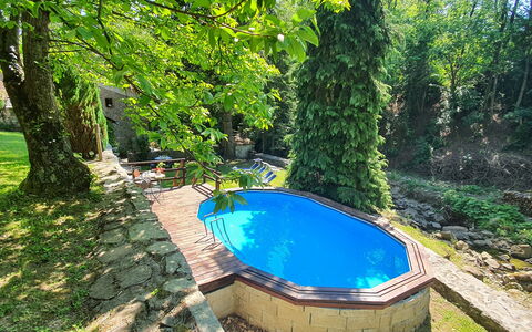 Il Molino: Wasser, Pflanze, Schwimmbad, Grün, Botanik, Natur, Natürliche Landschaft, Baum, Vegetation, Schatten