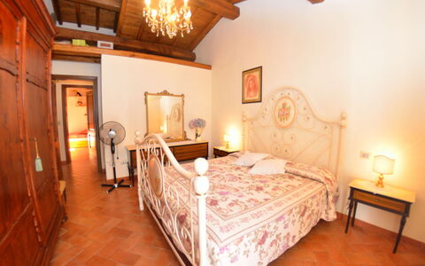 La Capannella: Schlafzimmer, Bett, Zimmer, Möbel, Eigentum, Bettdecke, Bettrahmen, Gebäude, Interior Design, Decke