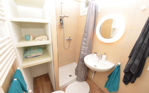 Podere San Martino: Badezimmer, Zimmer, Eigentum, Haus, Möbel, Grundeigentum, Die Architektur, Interior Design, Gebäude, Armatur