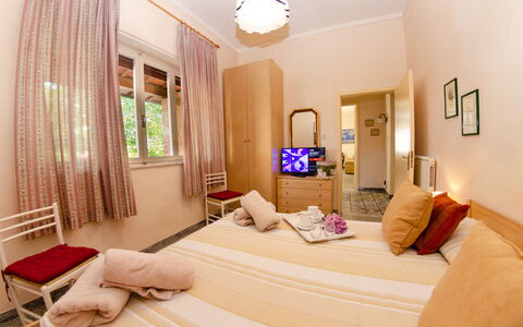 Villa Elisa: Zimmer, Eigentum, Interior Design, Möbel, Schlafzimmer, Gebäude, Suite, Vorhang, Decke, Haus
