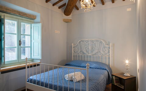 Villa Mezzavia: Schlafzimmer, Bett, Zimmer, Möbel, Eigentum, Bettrahmen, Decke, Bettdecke, Fussboden, Wand