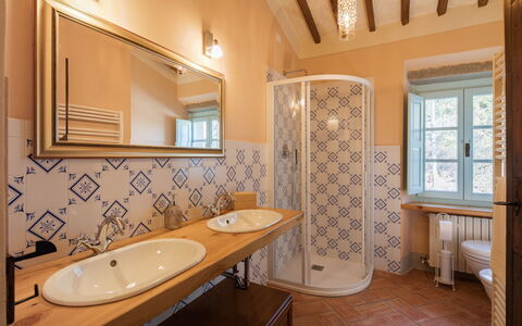 Villa Mezzavia: Zimmer, Eigentum, Badezimmer, Gebäude, Interior Design, Grundeigentum, Möbel, Decke, Fliese, Haus