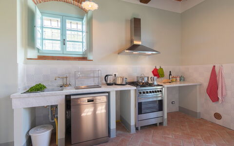 Villa Mezzavia: Zimmer, Eigentum, Möbel, Küche, Interior Design, Gebäude, Fussboden, Cabinetry, Countertop, Haus