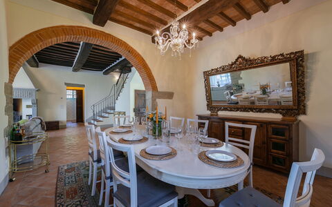 Villa Mezzavia: Eigentum, Zimmer, Gebäude, Interior Design, Möbel, Decke, Haus, Esszimmer, Grundeigentum, Tabelle