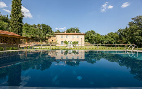 Villa Mezzavia: Schwimmbad, Eigentum, Wasser, Reflecting Pool, Himmel, Estate, Gebäude, Die Architektur, Haus, Reflexion