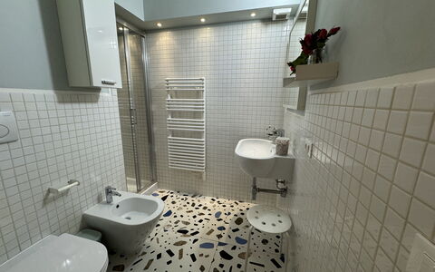 Alle Mura: Flooring, Fussboden, Interior Design, Armatur, Badezimmer, Bad Sink, Fliese, Installation, Zapfhahn, Sinken
