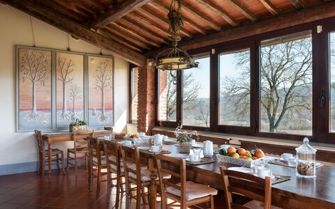 Villa Felciai: Tabelle, Möbel, Eigentum, Geschirr, Holz, Interior Design, Fenster, Stuhl, Gebäude, Grundeigentum