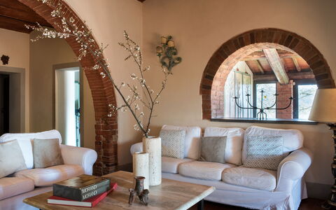 Villa Felciai: Tabelle, Möbel, Gebäude, Eigentum, Couch, Holz, Komfort, Interior Design, Fussboden, Wohnzimmer