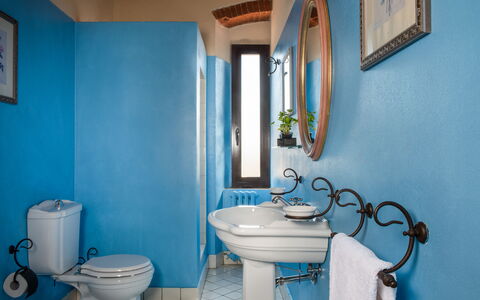 Villa Felciai: Spiegel, Fotografieren, Eigentum, Bilderrahmen, Blau, Armatur, Sinken, Lila, Badezimmer, Azurblau