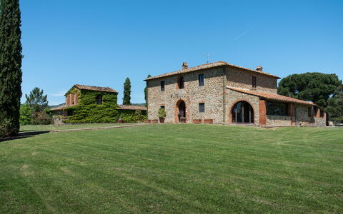 Villa Felciai: Himmel, Pflanze, Baum, Natürliche Landschaft, Gras, Landschaft, Ländliches Gebiet, Wiese, Graspflanze, Fassade