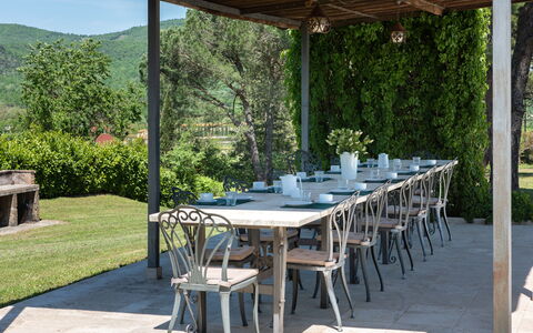 Villa Felciai: Tabelle, Pflanze, Möbel, Eigentum, Stuhl, Baum, Tisch Im Freien, Schatten, Botanik, Gartenmöbel
