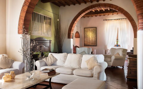 Villa Fabbri: Tabelle, Möbel, Eigentum, Bilderrahmen, Couch, Gebäude, Komfort, Interior Design, Wohnzimmer, Holz