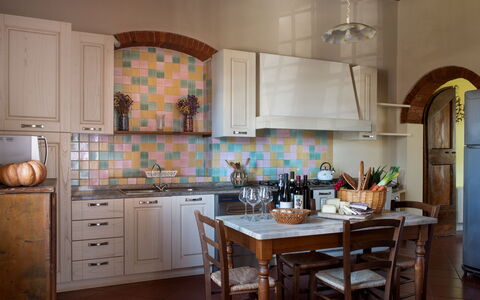 Villa Fabbri: Cabinetry, Countertop, Eigentum, Tabelle, Möbel, Küche, Holz, Küchengerät, Interior Design, Beleuchtung