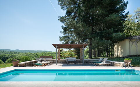 Villa Fabbri: Wasser, Pflanze, Himmel, Schwimmbad, Schatten, Baum, Verbundwerkstoff, Gras, Rechteck, Freizeit
