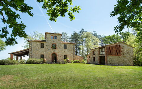 Villa Fabbri: Himmel, Pflanze, Gebäude, Fenster, Baum, Grundstueck, Gras, Natürliche Landschaft, Grundeigentum, Landschaft