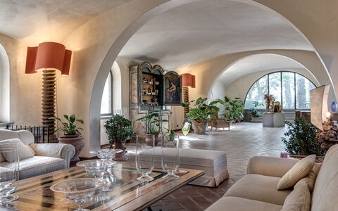 Terrazza e Libreria: Pflanze, Möbel, Tabelle, Eigentum, Couch, Zimmerpflanze, Interior Design, Gebäude, Fussboden, Wohnzimmer
