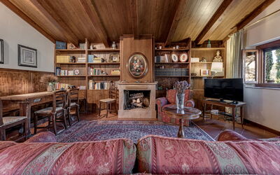 Libreria: Bilderrahmen, Möbel, Eigentum, Tabelle, Couch, Holz, Wohnzimmer, Interior Design, Beleuchtung, Stuhl