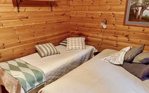 Ruka-Ihtinki 4 a 3: Holz, Interior Design, Fussboden, Flooring, Möbel, Decke, Zimmer, Schlafzimmer, Beleuchtung, Bett