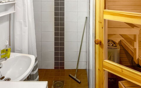 Ruka-Ihtinki 4 a 3: Flooring, Fussboden, Wand, Armatur, Holz, Badezimmer, Interior Design, Zimmer, Installation, Dusche