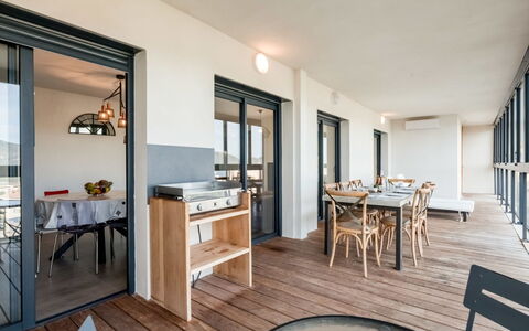 Porto Vecchio 123: Tabelle, Möbel, Holz, Stuhl, Cabinetry, Küche, Flooring, Wohnzimmer, Interior Design, Fussboden
