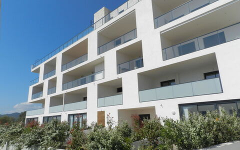 Porto Vecchio 123: Gebäude, Daytime, Eigentum, Himmel, Pflanze, Urban Design, Rechteck, Fenster, Wohngebiet, Eigentumswohnung