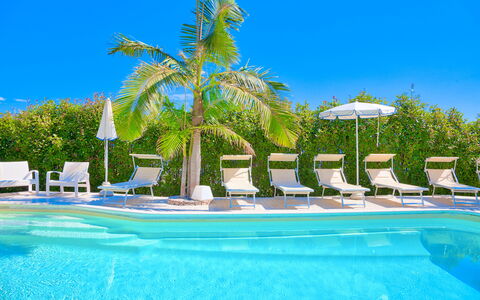 Villa Emanuele - Costarainera: Schwimmbad, Resort, Majorelle Blue, Eigentum, Urlaub, Ferienort, Freizeit, Baum, Palme, Sommer