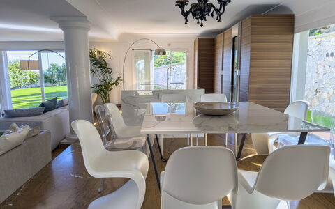 Villa Emanuele - Costarainera: Möbel, Interior Design, Flooring, Fussboden, Stuhl, Holz, Tabelle, Decke, Küche & Esszimmer Tisch, Esszimmer