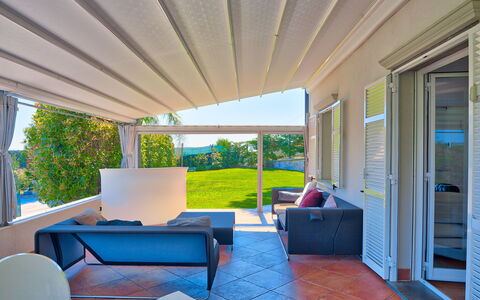 Villa Emanuele - Costarainera: Eigentum, Gebäude, Zimmer, Grundeigentum, Haus, Zuhause, Interior Design, Veranda, Möbel, Decke