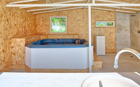 Villa Emanuele - Costarainera: Eigentum, Zimmer, Jacuzzi, Gebäude, Haus, Interior Design, Badewanne, Grundeigentum, Zuhause, Badezimmer