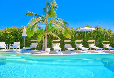 Villa Emanuele - Costarainera: Schwimmbad, Resort, Majorelle Blue, Eigentum, Urlaub, Ferienort, Freizeit, Baum, Palme, Sommer