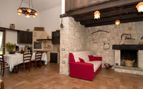 Domus Incantada: Eigentum, Zimmer, Gebäude, Fussboden, Interior Design, Kamin, Feuerstelle, Wand, Möbel, Backstein