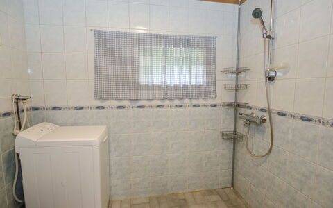 Kissankello: Flooring, Armatur, Fussboden, Interior Design, Installation, Badezimmer, Fliese, Decke, Verbundwerkstoff, Zimmer