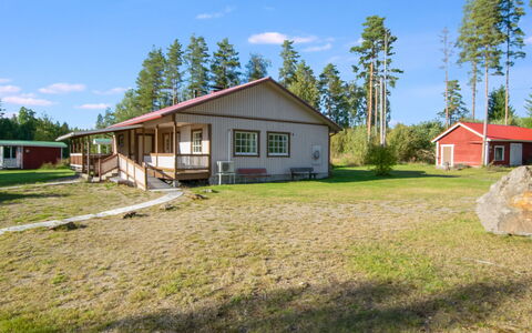 Villa Kaisla: Möbel, Interior Design, Flooring, Fussboden, Tabelle, Decke, Küche & Esszimmer Tisch, Beleuchtung, Stuhl, Zuhause