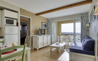 Les Rivages de Coudoulière 100.27: Möbel, Tabelle, Gebäude, Bilderrahmen, Holz, Cabinetry, Tür, Schublade, Komfort, Wohnzimmer