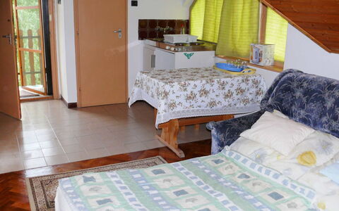Michael: Eigentum, Möbel, Tabelle, Grün, Produkt, Gebäude, Azurblau, Textil, Holz, Interior Design