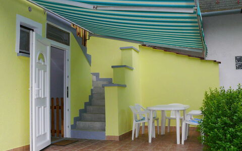 Michael: Eigentum, Pflanze, Tabelle, Gebäude, Holz, Schatten, Die Architektur, Stuhl, Linie, Wand