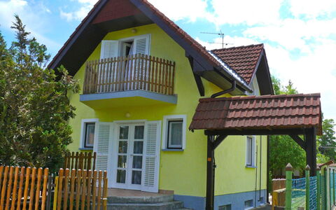 Michael: Wolke, Himmel, Gebäude, Eigentum, Pflanze, Fenster, Haus, Holz, Baum, Hütte