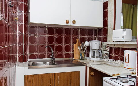 Michael: Cabinetry, Countertop, Spüle, Zapfhahn, Eigentum, Sinken, Möbel, Armatur, Herd, Gebäude