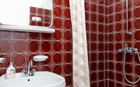 Michael: Zapfhahn, Eigentum, Bad Sink, Armatur, Sinken, Badezimmer, Lila, Interior Design, Rechteck, Fussboden