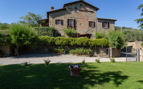Villa i Cocciai: Eigentum, Haus, Gebäude, Estate, Gras, Zuhause, Baum, Grundeigentum, Wohngebiet, Villa
