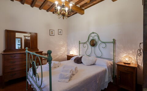Villa i Cocciai: Schlafzimmer, Bett, Zimmer, Eigentum, Möbel, Bettdecke, Interior Design, Bettrahmen, Gebäude, Decke