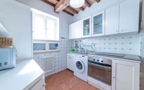 Ca Maggetti: Cabinetry, Countertop, Eigentum, Weiss, Herd, Küche, Küchengerät, Beleuchtung, Interior Design, Herd