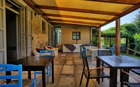 La Villa Di Ostra: Eigentum, Gebäude, Zimmer, Haus, Terrasse, Veranda, Zuhause, Grundeigentum, Möbel, Tabelle