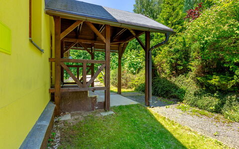 Albrechtice: Pflanze, Grün, Schatten, Baum, Grundstueck, Gelb, Gras, Gebäude, Hütte, Wohngebiet